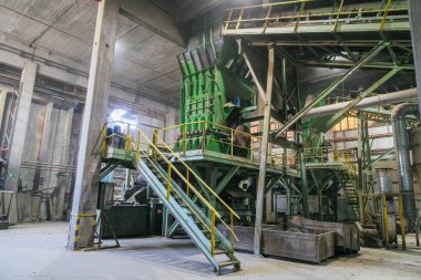 Büyük yeşil odun öğütücü kereste atığı işliyor, talaş, talaş ve ağaç kabuğu üretiyor, kereste işleme fabrikasında.