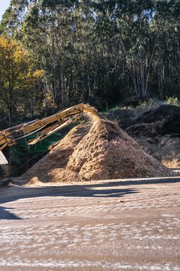 Endüstriyel odun öğütücü kereste atığı işliyor, talaş, talaş ve ağaç kabuğu üretiyor, kereste fabrikasında biyokütle yakıtı üretimi için.