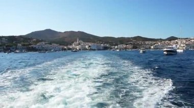 Kıyı şeridi boyunca ilerleyen beyaz tekne beyaz evleri, mavi gökyüzünü ve Costa Brava 'nın pitoresk manzarasına özgü sakin suları olan kadavraların yakınındaki manzaralı Akdeniz manzarasını gözler önüne seriyor.