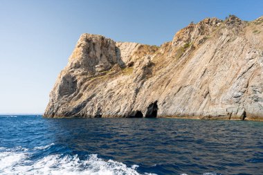 Kayalık kayalıkların ve güllerin büyüleyici sahil şeridinde gezinen sürat teknesi Akdeniz 'in nefes kesici manzarasını sunuyor.