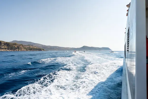Güller kıyısı boyunca bir tekne gezisi takip beyaz su yolu, girona, diğer tekneler uzakta geziniyor