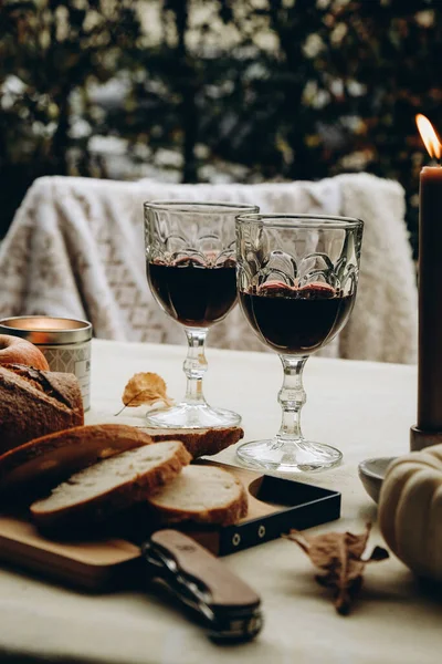 kırmızı ve beyaz ekmekli şarap ve masada bir bardak kahve, seçici odaklanma