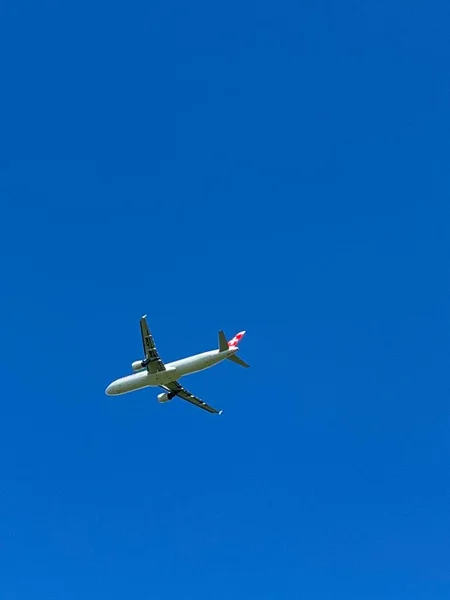 Red Airplane Flying Blue Sky Background — Stock Photo, Image