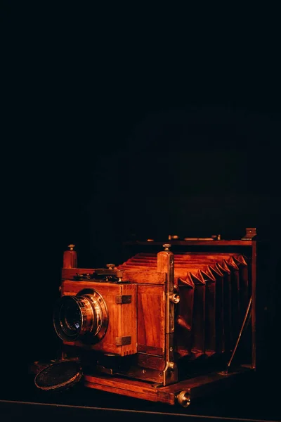 Une Caméra Rétro Avec Fond Noir — Photo