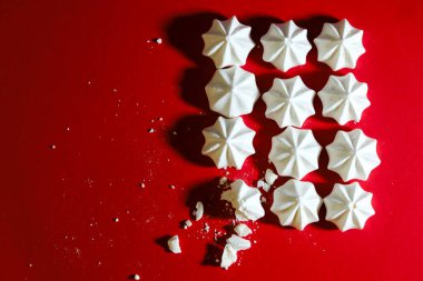 Kırmızı arkaplanda bir sürü lokum var..