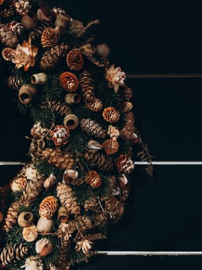 Noel süslemesi. Tahtada çam kozalağı