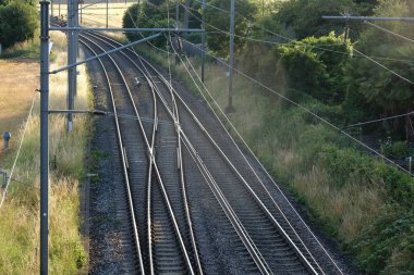 Tren rayları. Uzun yol kavramı. Seyahat ve seyahat. 