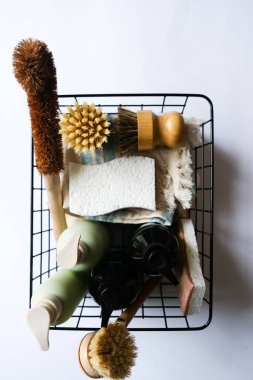 Ahşap fırça, limon, sarı arka planda kabartma tozu. Çevre temizliğinin tazeliği