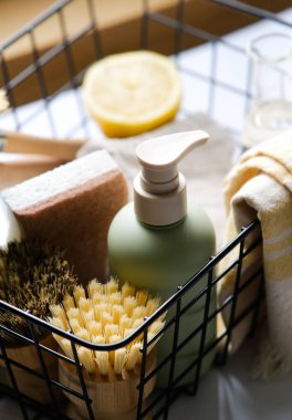 Ahşap fırça, limon, sarı arka planda kabartma tozu. Çevre temizliğinin tazeliği