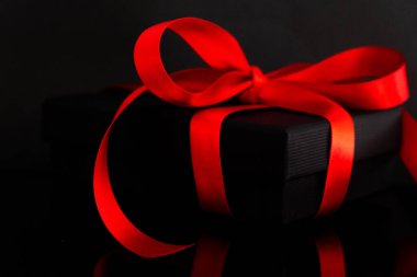 Lüks bir hediye. İnternetten alışveriş. Kara Cuma satış konsepti. Parti davetiyeleri. Özel hediyeler. 