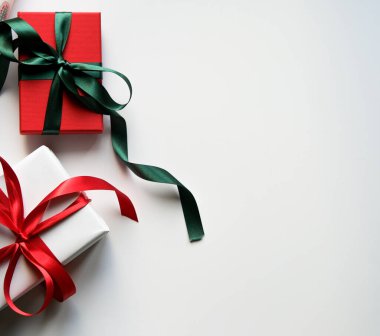 Beyaz arka planda noel hediyeleri ve Noel süslemeleri