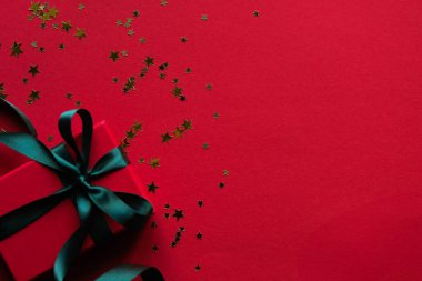 Kırmızı Noel arkaplanı. Kırmızı hediye kutusu ve siyah arka planı..