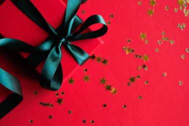 Kırmızı arka planda Noel hediyesi kutuları