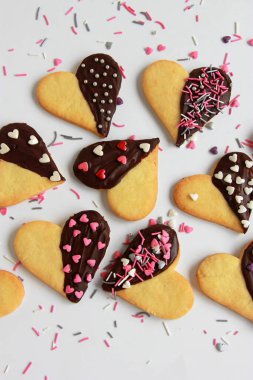 Çikolataya batırılmış ve serpiştirilmiş Sevgililer Günü kurabiyeleri.