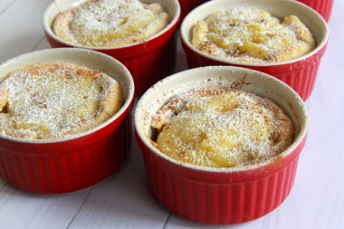 Pastel de nata - kremalı Portekiz kekleri. Vanilya kremalı ev yapımı puf böreği..