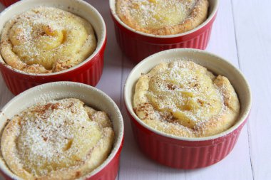 Pastel de nata - kremalı Portekiz kekleri. Vanilya kremalı ev yapımı puf böreği..