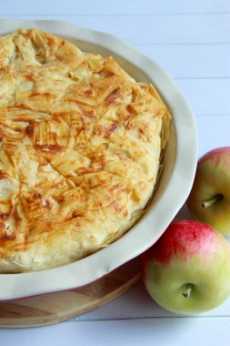 Elmalı ve ekşi kremalı Phyllo pastası. Lezzetli sonbahar tatlısı.