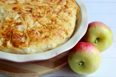 Elmalı ve ekşi kremalı Phyllo pastası. Lezzetli sonbahar tatlısı.