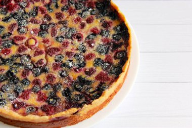 Beyaz çikolatalı tart, ahududu ve yabanmersini. Ev yapımı lezzetli tatlı.