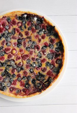 Beyaz çikolatalı tart, ahududu ve yabanmersini. Ev yapımı lezzetli tatlı.