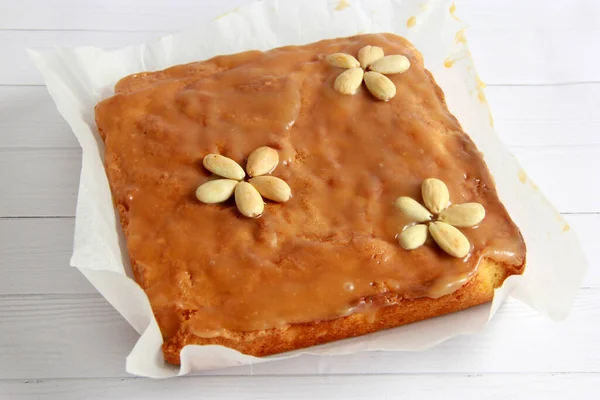 杏仁海绵蛋糕配盐焦糖釉料 美味的自制甜点 — 图库照片