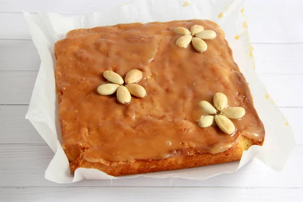 杏仁海绵蛋糕配盐焦糖釉料 美味的自制甜点 — 图库照片