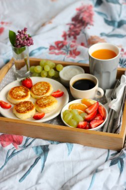 Yatakta kahvaltı - sade kahve, portakal suyu, ekşi krema ve taze meyveli süzme peynirli peynirli kek