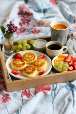 Yatakta kahvaltı - sade kahve, portakal suyu, ekşi krema ve taze meyveli süzme peynirli peynirli kek