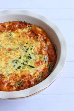 Ispanak, kabak, yumurta ve peynir güveci seramik kasede. Ev yapımı vejetaryen yemeği - sağlıklı aile atıştırması