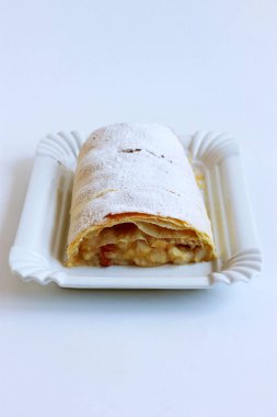 Filo Pastalı Elmalı Çörek. Kuru üzümlü ve limonlu lezzetli ev yapımı tatlı.