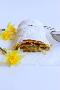 Filo Pastalı Elmalı Çörek. Kuru üzümlü ve limonlu lezzetli ev yapımı tatlı.