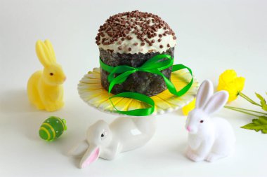 Beyaz çikolata jöleli Paskalya ekmeği ve sütlü çikolata parçacıkları. Geleneksel Ukrayna paskası yeşil kurdeleyle süslenmiş