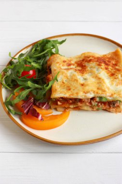 Tavuk mantarı ve roka ve domates garnitürlü ıspanaklı lazanya.