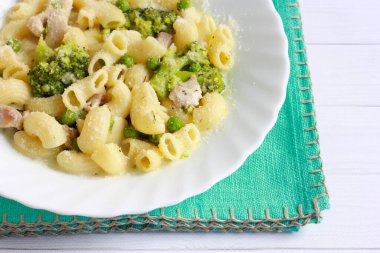 Kremalı bir tavuklu, brokolili ve bezelyeli makarna.