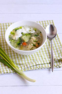 Sebzeli tavuk çorbası - sağlıklı aile yemeği.