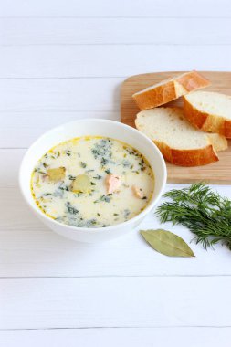 Pırasa, taze patates, havuç ve dereotlu kremalı somon çorbası.