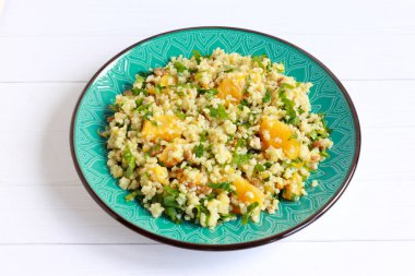 Portakal, ceviz, maydanoz ve naneli Lübnan tabbouleh salatası.