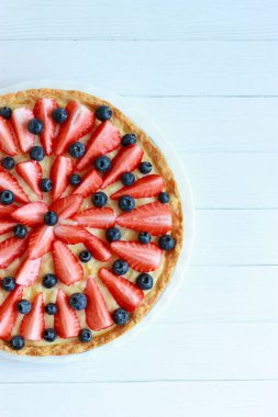 Vanilyalı kremalı tatlı tart ve taze yaz meyveleri.