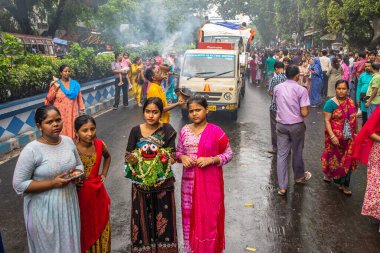 Kimliği belirsiz kişiler dans ediyorlar ve Ikcon Kolkata ratha yatra 2024 sırasında çeşitli aktiviteler yapıyorlar.