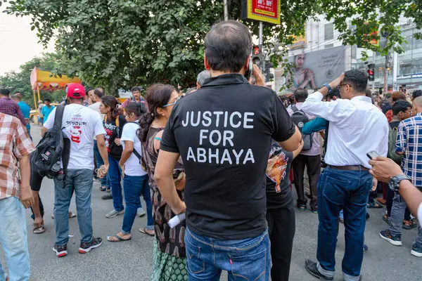 Kolkata Batı Bengal Hindistan, 20 Eylül 2024: Kolkata Batı Bengal Hindistan 'da stajyer doktor tecavüz ve cinayetine karşı meşale mitingi.