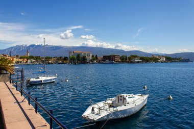 Toscolano Maderno, Lago di Garda, Lombardy Bölgesi, İtalya ve Avrupa 'daki yat, tekne ve yelkenli manzarası harika.