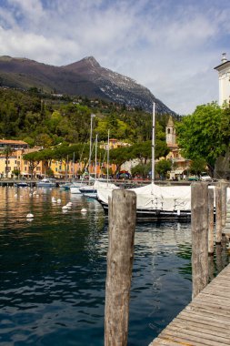 Toscolano Maderno, Lago di Garda, Lombardy Bölgesi, İtalya ve Avrupa 'daki yat, tekne ve yelkenli manzarası harika.