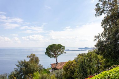 İtalya 'nın Lombardiya bölgesindeki Garda Gölü' ndeki Toscolano Maderno köyüne özel manzara