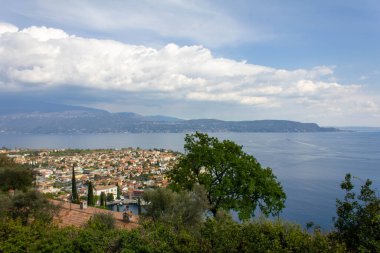 İtalya 'nın Lombardiya bölgesindeki Garda Gölü' ndeki Toscolano Maderno köyüne özel manzara
