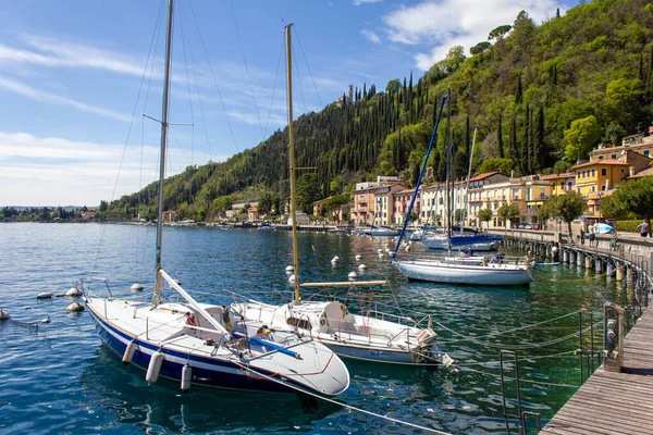 Nádherný Výhled Jachty Lodě Plachetnice Přístavu Toscolano Maderno Lago Garda — Stock fotografie