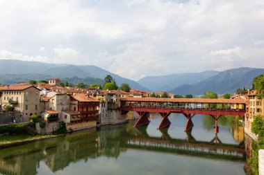 Vicenza ilindeki Bassano del Grappa şehrinde yer alan Bassano Köprüsü veya Alpini Köprüsü İtalya 'nın en pitoresk köprülerinden biri olarak kabul edilir..
