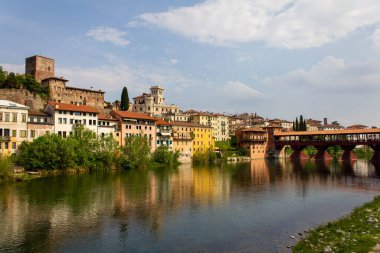 Vicenza ilindeki Bassano del Grappa şehrinde yer alan Bassano Köprüsü veya Alpini Köprüsü İtalya 'nın en pitoresk köprülerinden biri olarak kabul edilir..