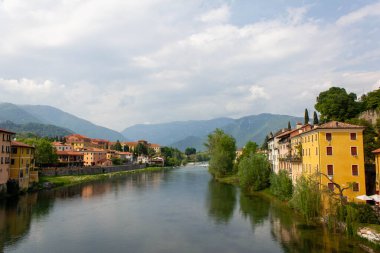 Vicenza ilindeki Bassano del Grappa şehrinde yer alan Bassano Köprüsü veya Alpini Köprüsü İtalya 'nın en pitoresk köprülerinden biri olarak kabul edilir..