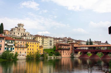 Vicenza ilindeki Bassano del Grappa şehrinde yer alan Bassano Köprüsü veya Alpini Köprüsü İtalya 'nın en pitoresk köprülerinden biri olarak kabul edilir..