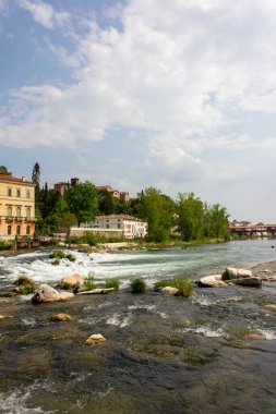 Vicenza ilindeki Bassano del Grappa şehrinde yer alan Bassano Köprüsü veya Alpini Köprüsü İtalya 'nın en pitoresk köprülerinden biri olarak kabul edilir..